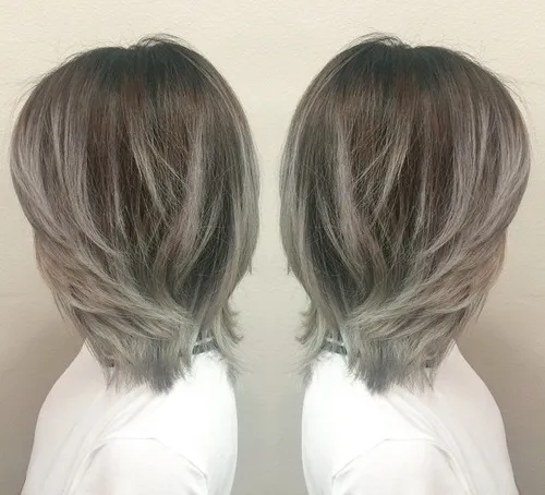 HIGHLIGHTED SHOULDER-LENGTH HAIR